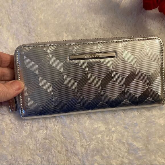 Anne Klein NWT Silver Metallic Wallet - Picture 6 of 11